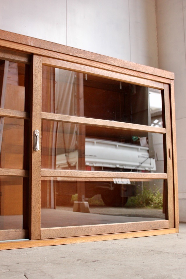 横長ガラス引戸棚