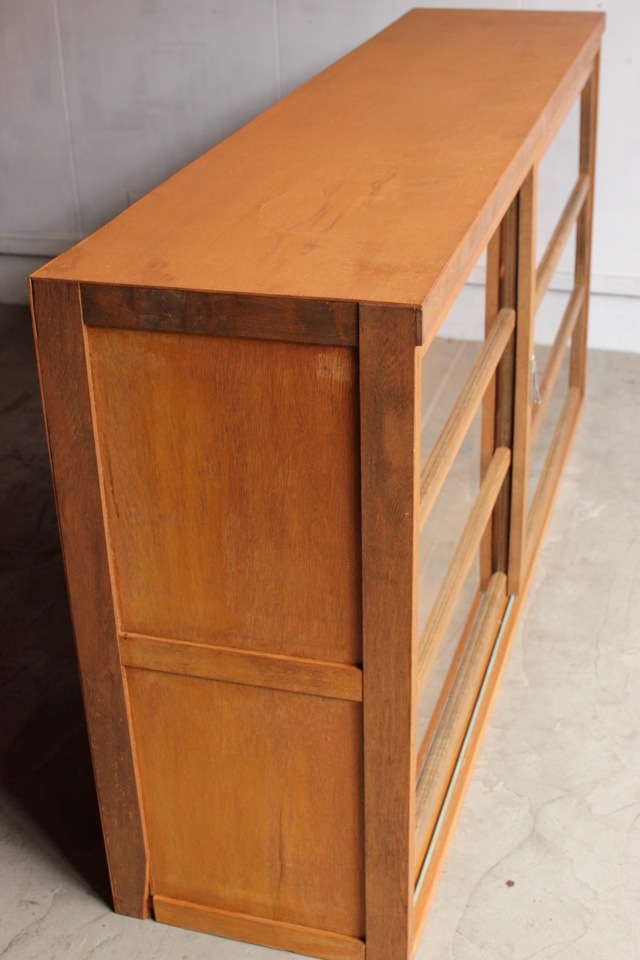 横長ガラス引戸棚