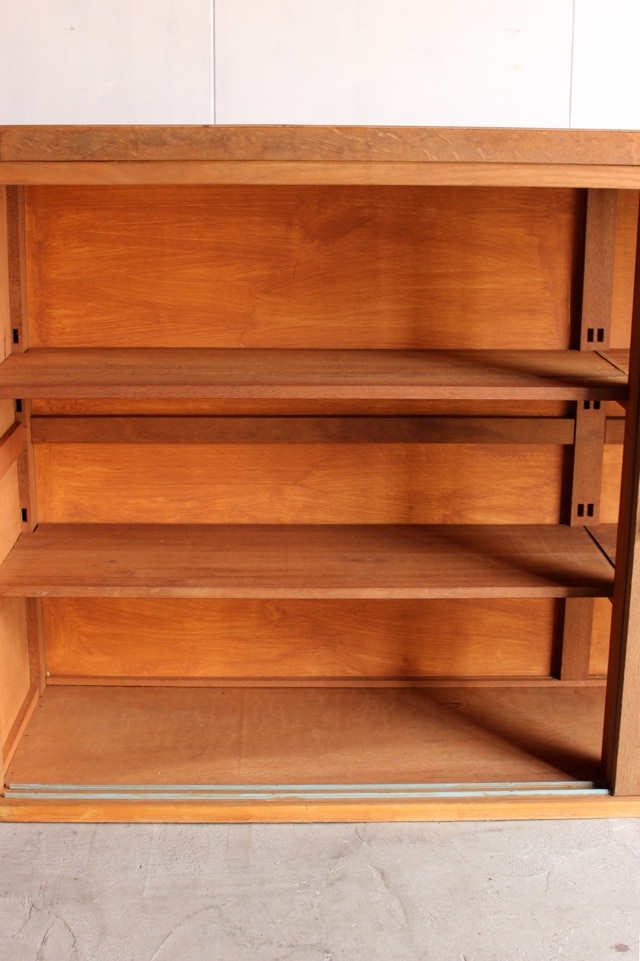 横長ガラス引戸棚