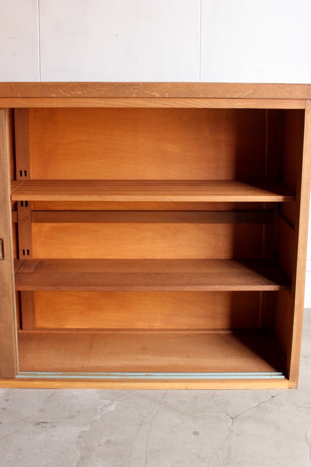 横長ガラス引戸棚