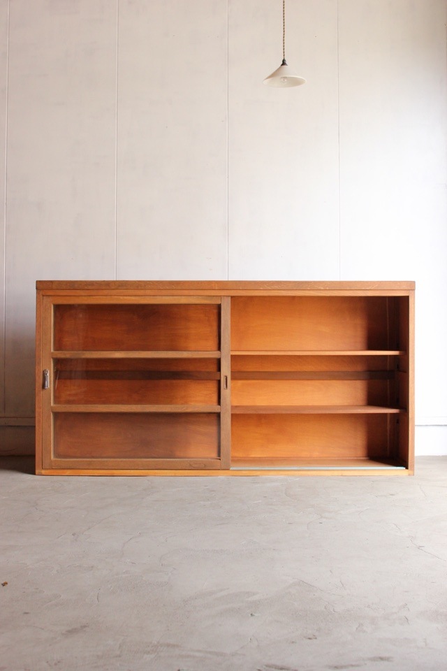 横長ガラス引戸棚