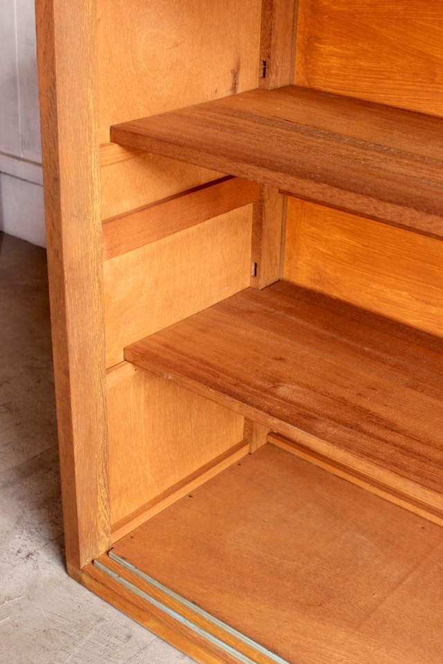 横長ガラス引戸棚