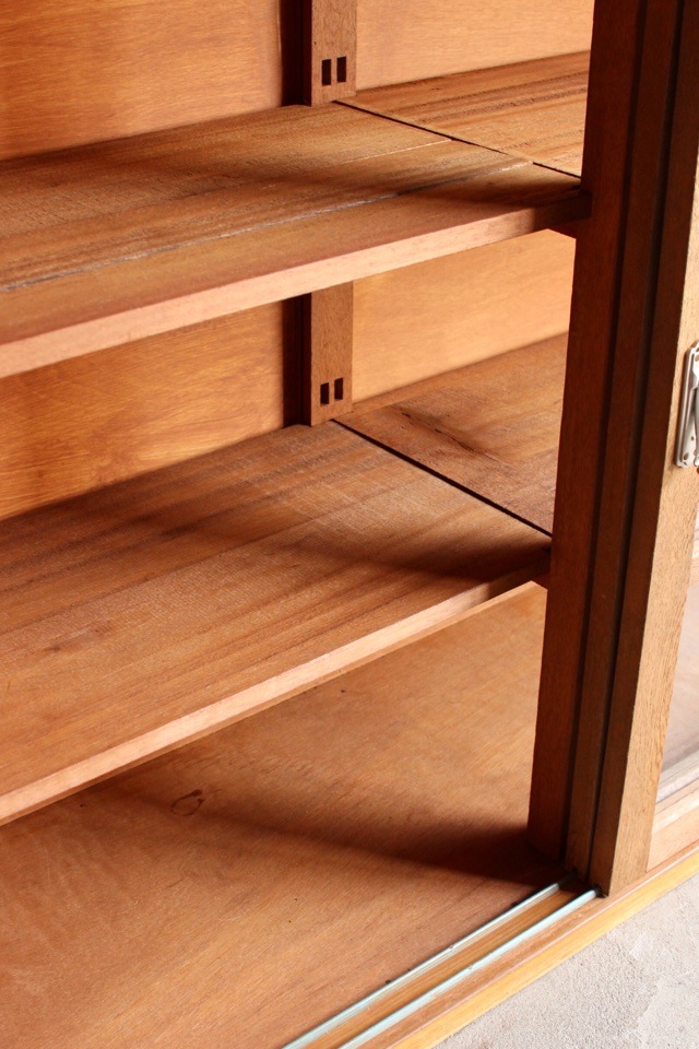 横長ガラス引戸棚