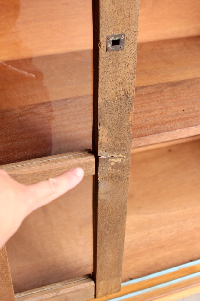 横長ガラス引戸棚