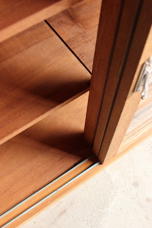 横長ガラス引戸棚