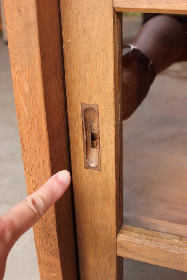 横長ガラス引戸棚