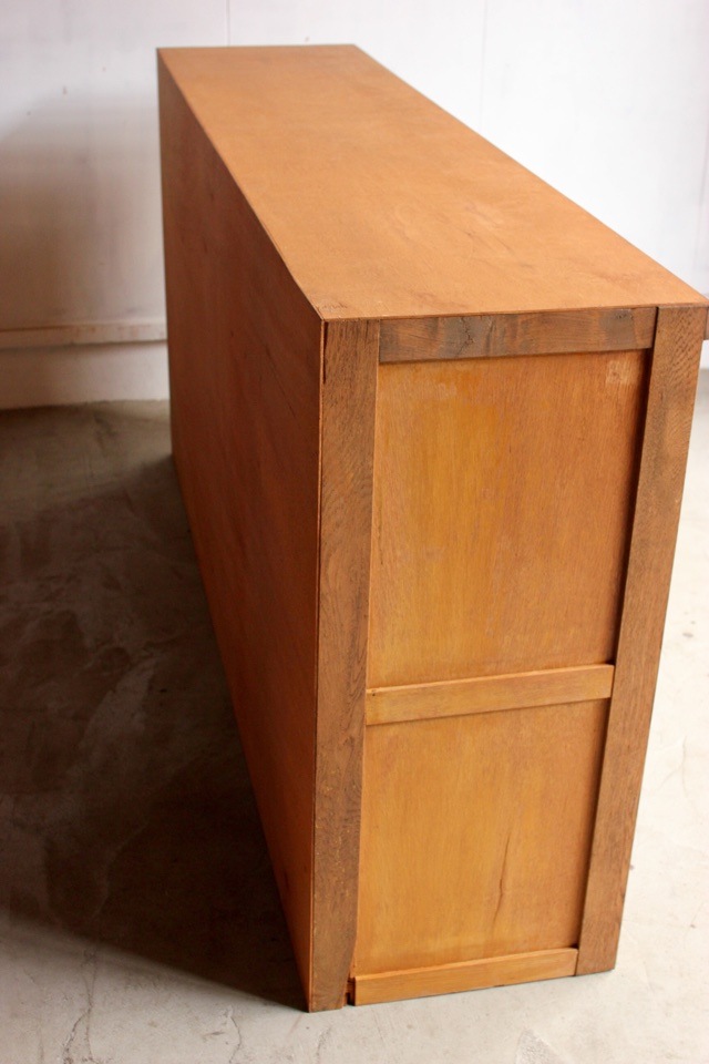 横長ガラス引戸棚