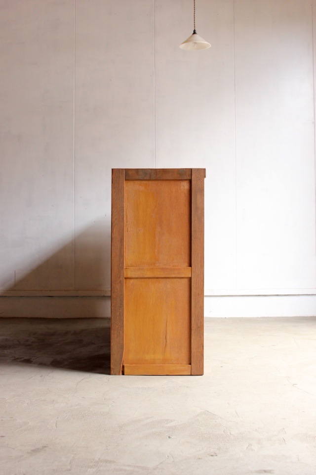 横長ガラス引戸棚