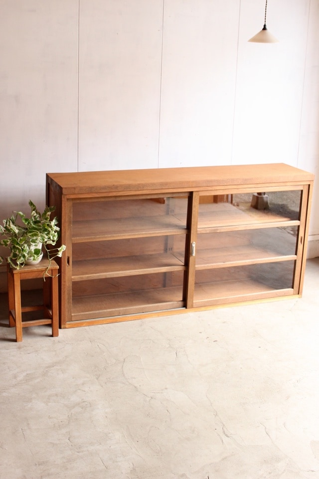 横長ガラス引戸棚