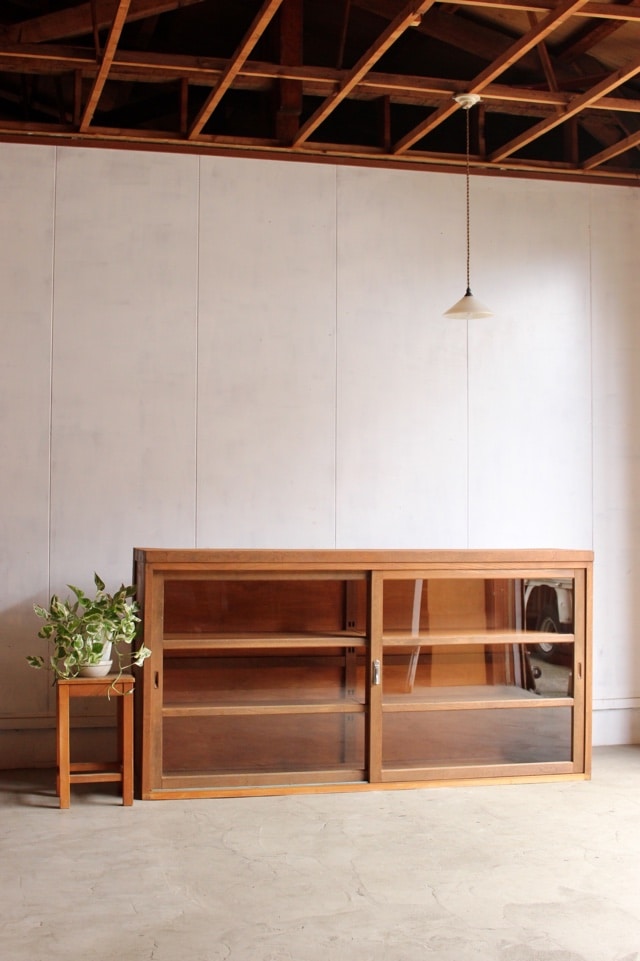 値下げ！横長の大きな飾り棚　古家具 ガラス引き戸棚 横長 大型 日本 水屋箪笥 | antiques-educo