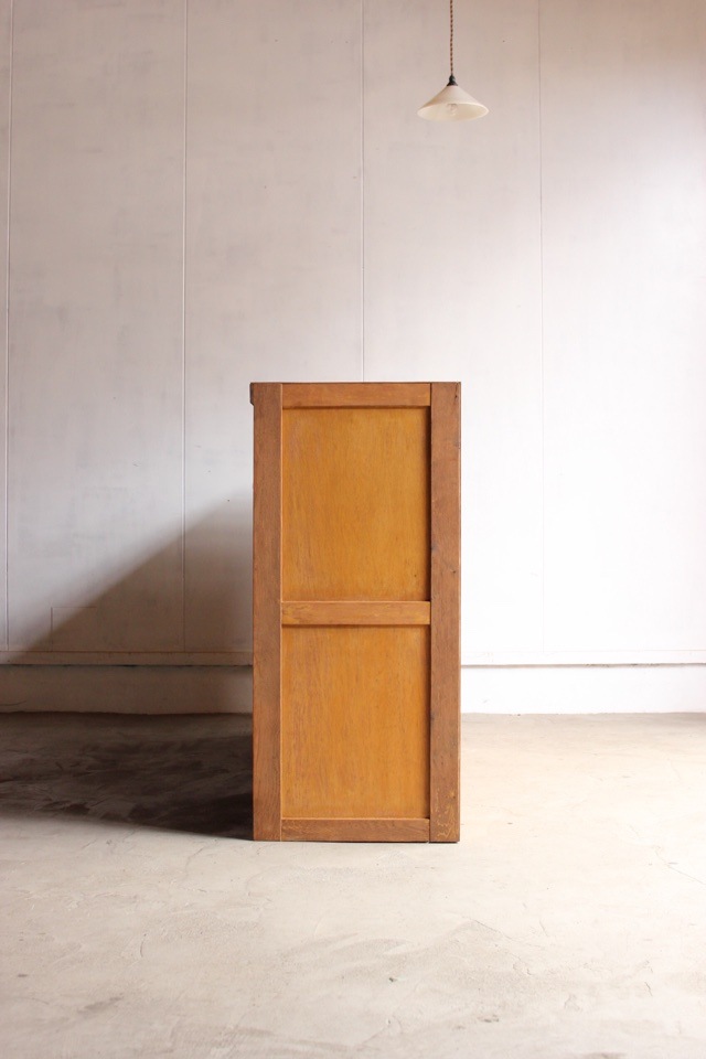 横長ガラス引戸棚