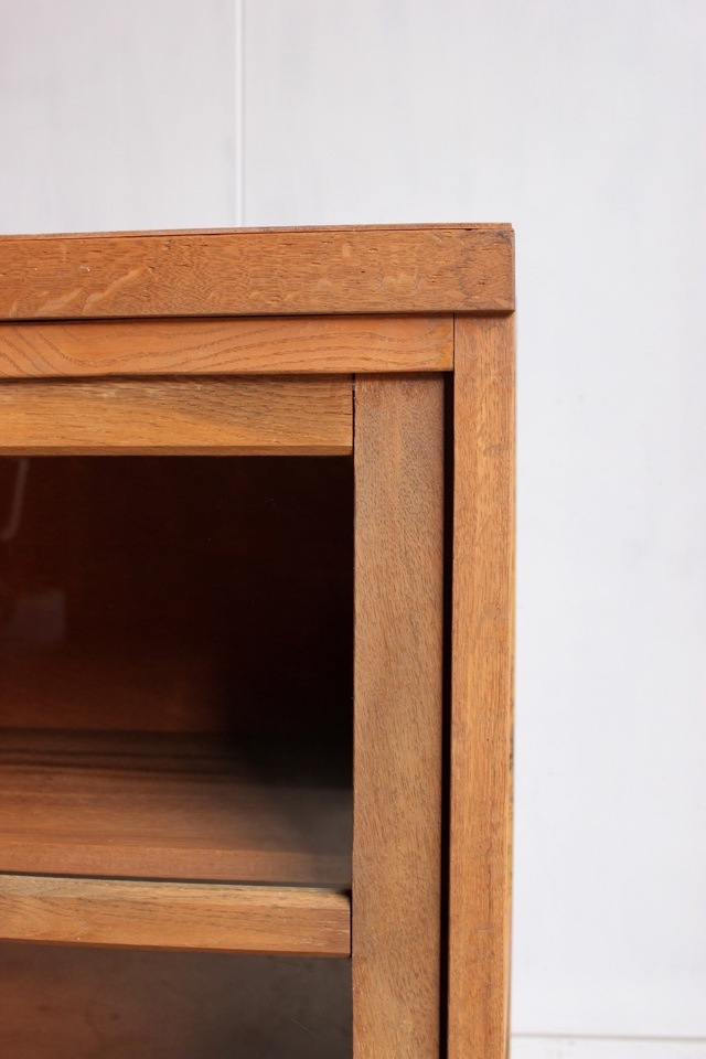 横長ガラス引戸棚