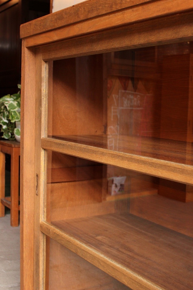 横長ガラス引戸棚