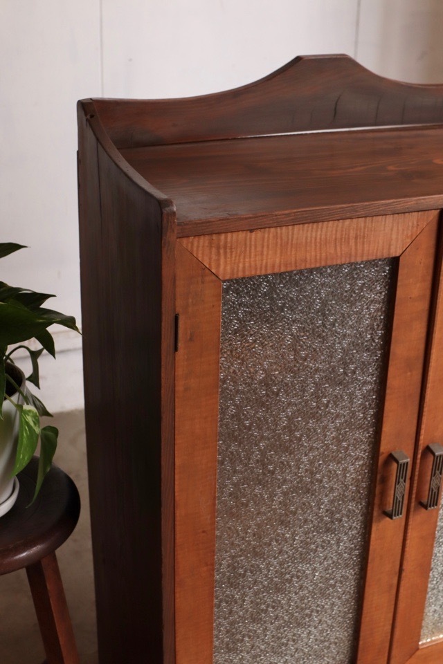 ダイヤガラスの戸棚