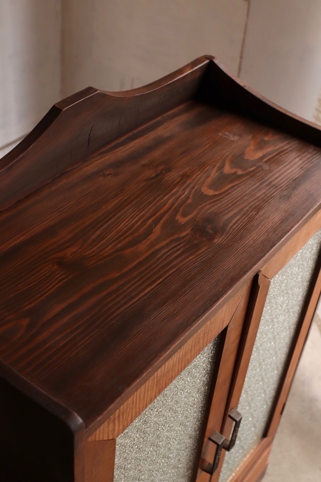 ダイヤガラスの戸棚