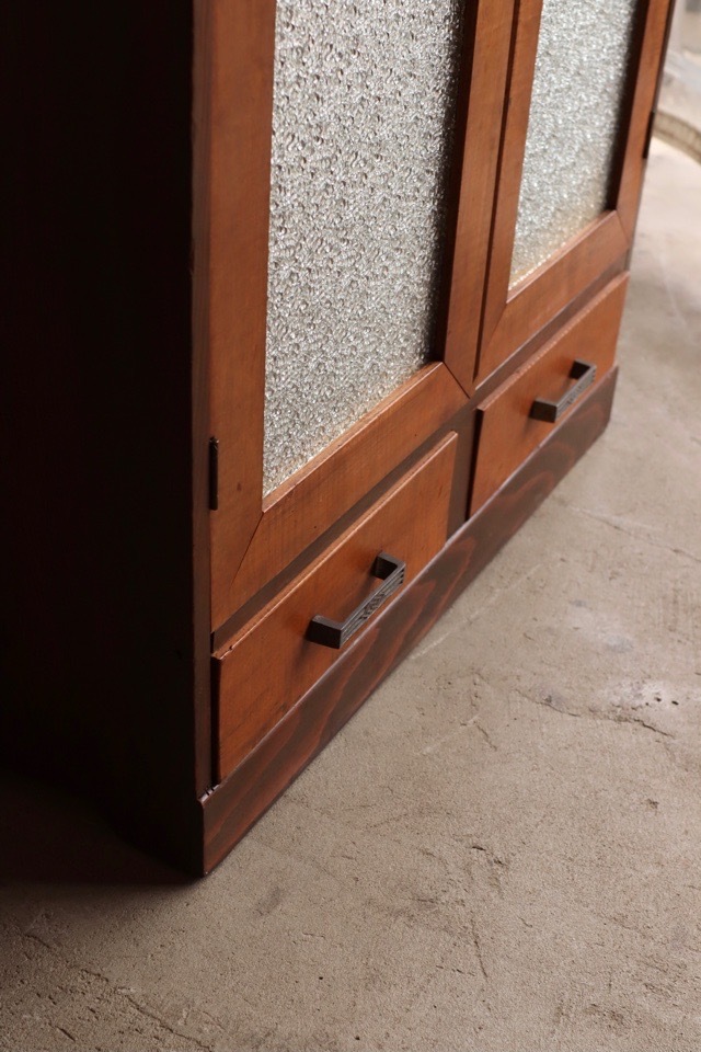 ダイヤガラスの戸棚