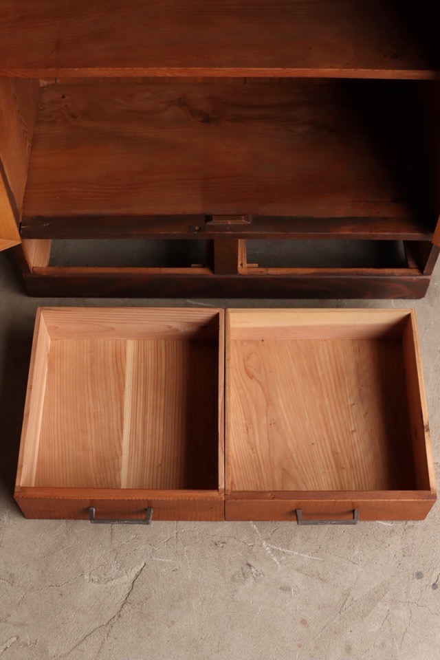 ダイヤガラスの戸棚