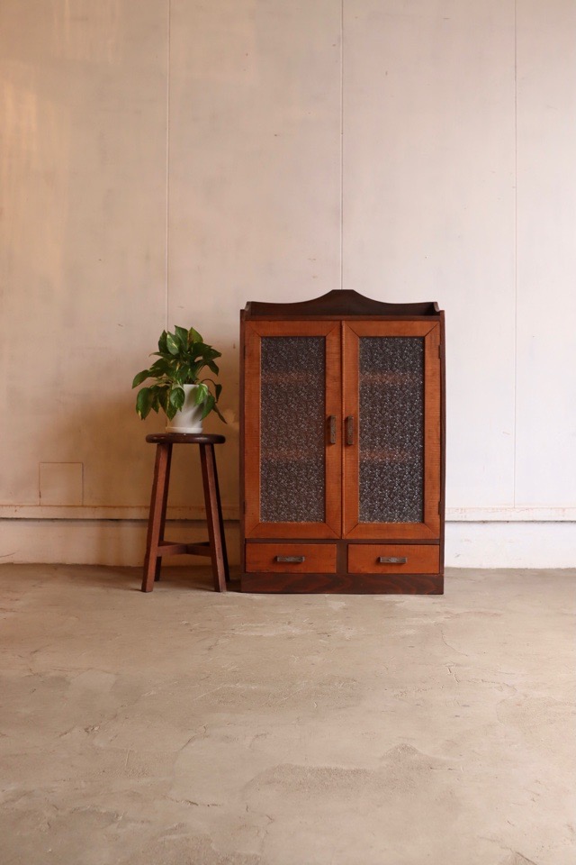 ダイヤガラスの戸棚