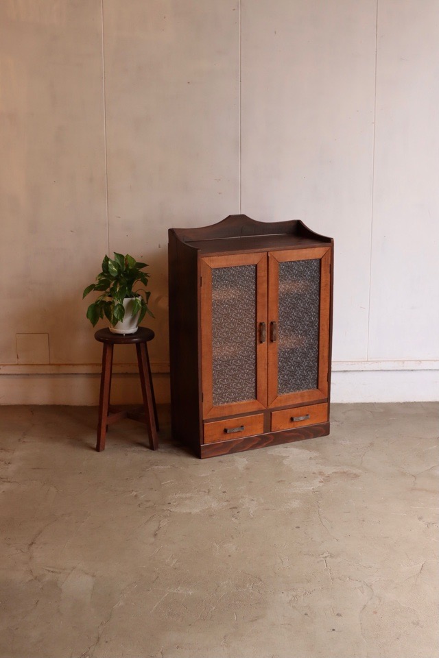 ダイヤガラスの戸棚