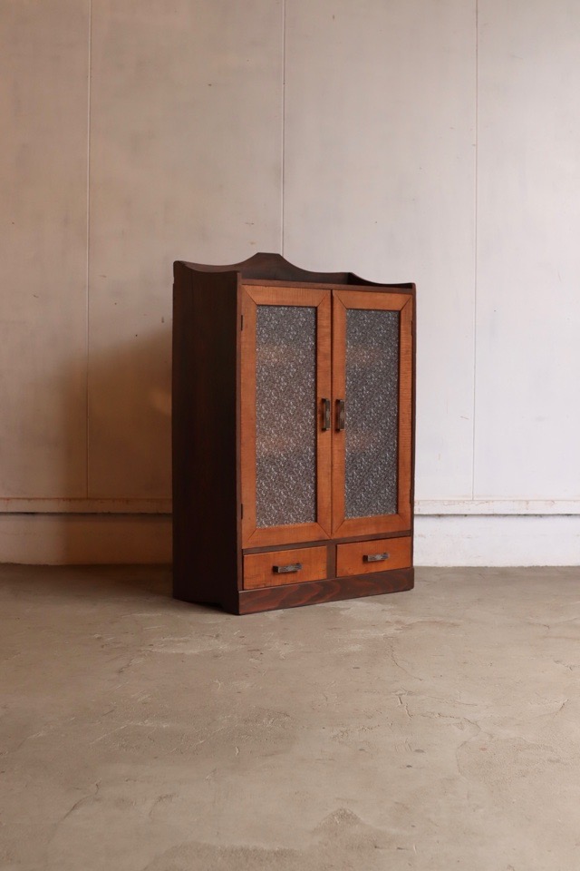 ダイヤガラスの戸棚