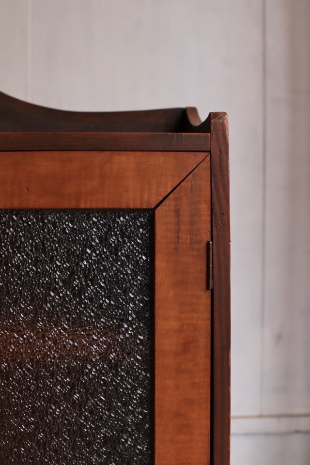 ダイヤガラスの戸棚