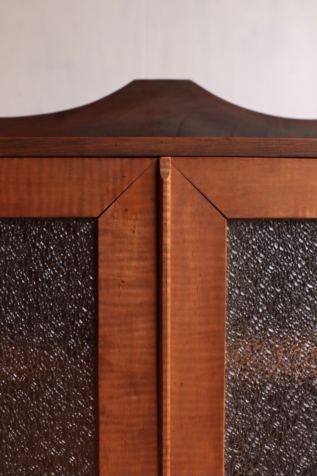 ダイヤガラスの戸棚