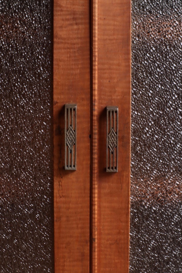 ダイヤガラスの戸棚