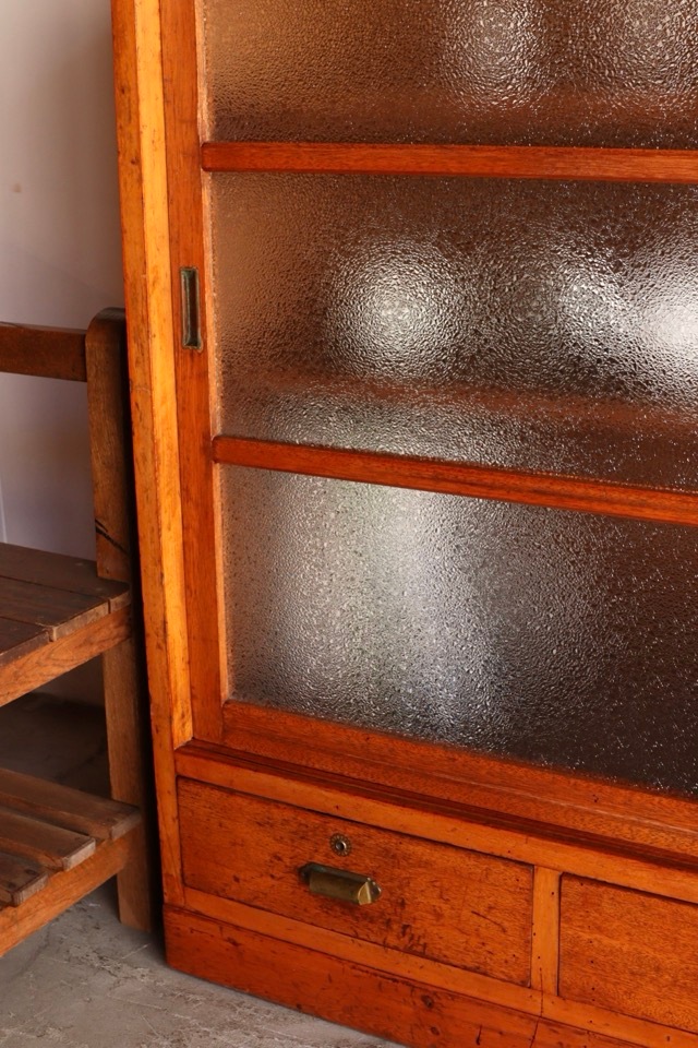 食器棚　ダイヤガラスの棚　昭和レトロ　古家具 古家具 ダイヤガラスのベロ付き水屋箪笥（食器棚/キャビネット