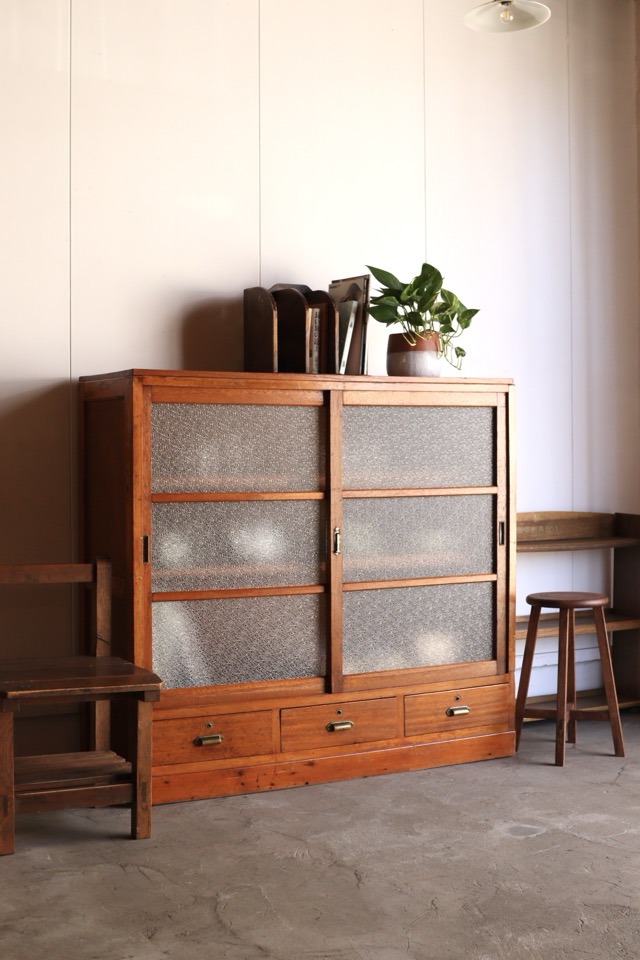 ダイヤガラスの引戸棚