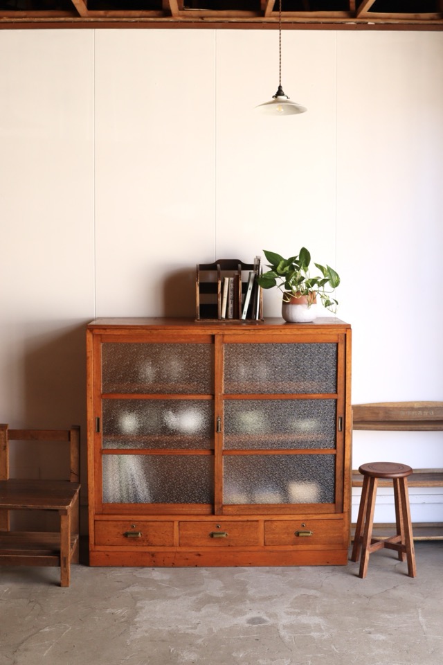 ダイヤガラスの引戸棚