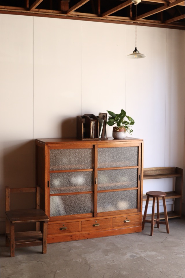 ダイヤガラスの引戸棚