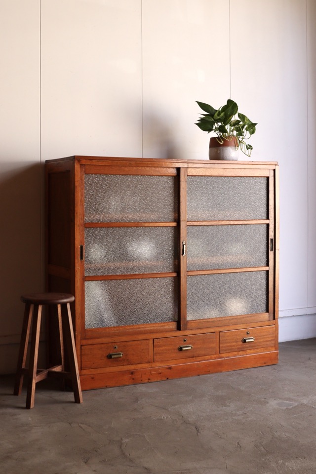 ダイヤガラスの引戸棚