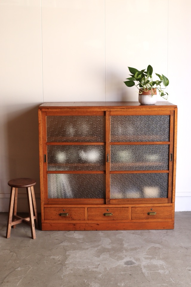 ダイヤガラスの引戸棚