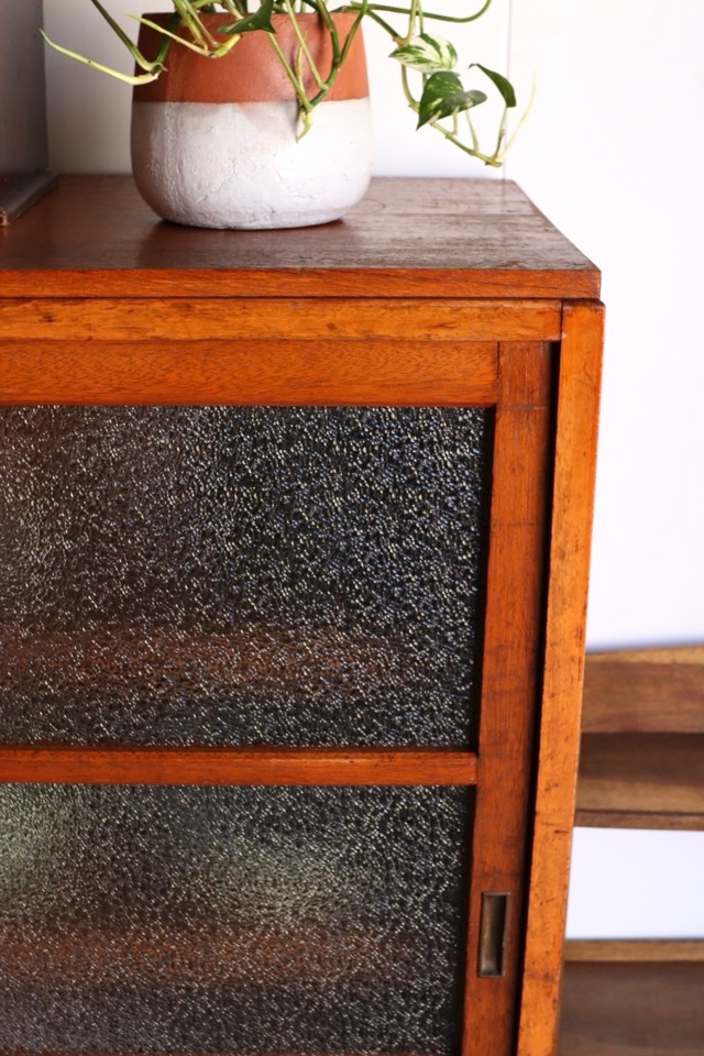 ダイヤガラスの引戸棚