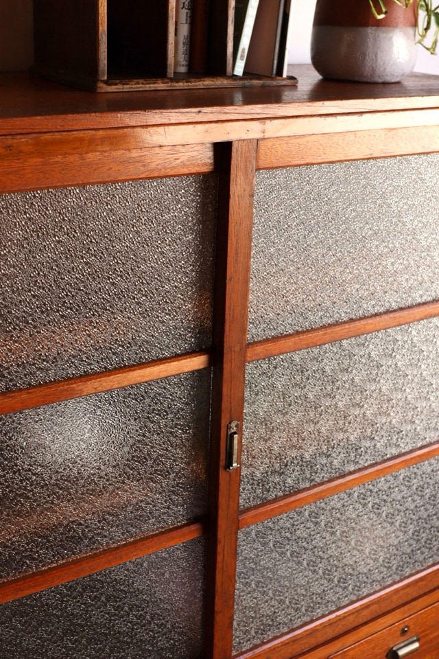 ダイヤガラスの引戸棚