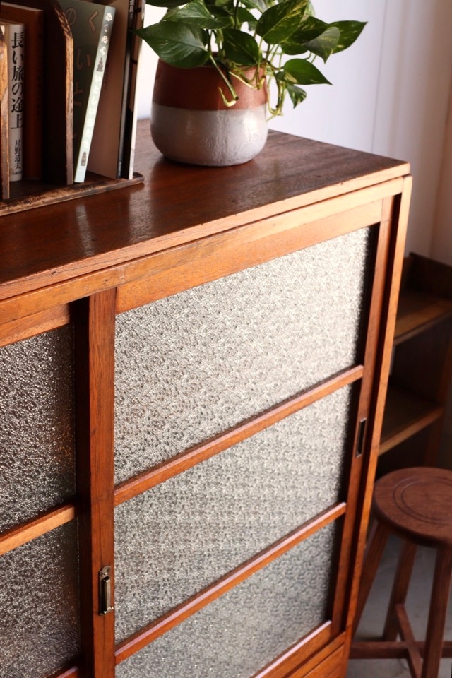 ダイヤガラスの引戸棚