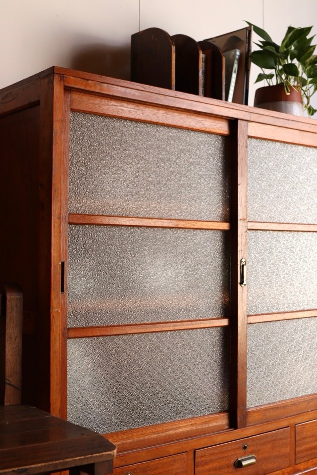 食器棚　ダイヤガラスの棚　昭和レトロ　古家具 古家具 ダイヤガラスのベロ付き水屋箪笥（食器棚/キャビネット