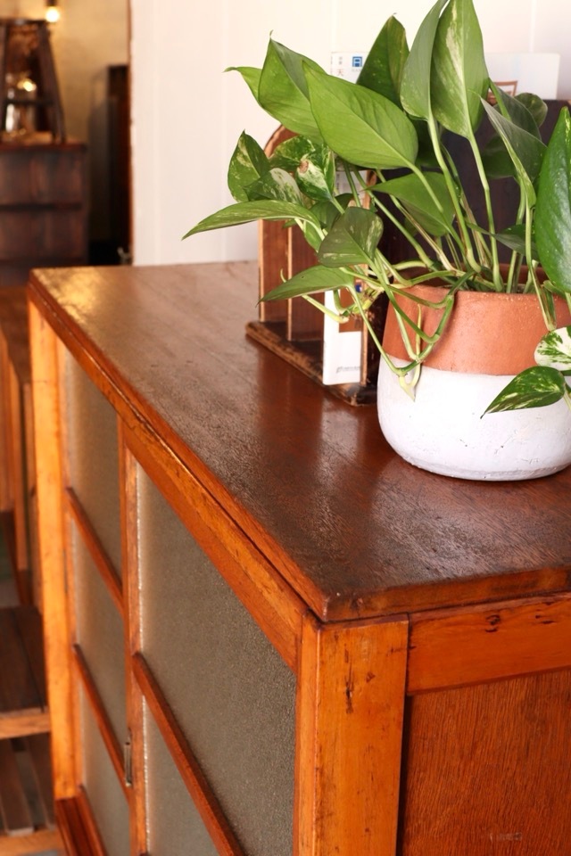 ダイヤガラスの引戸棚