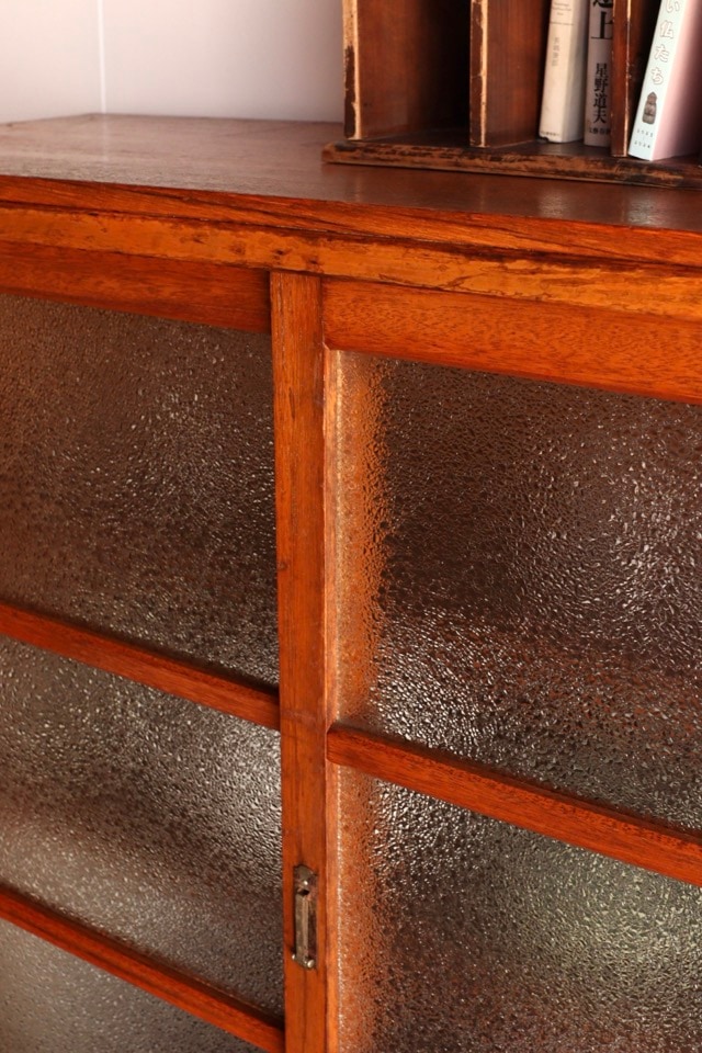 ダイヤガラスの引戸棚