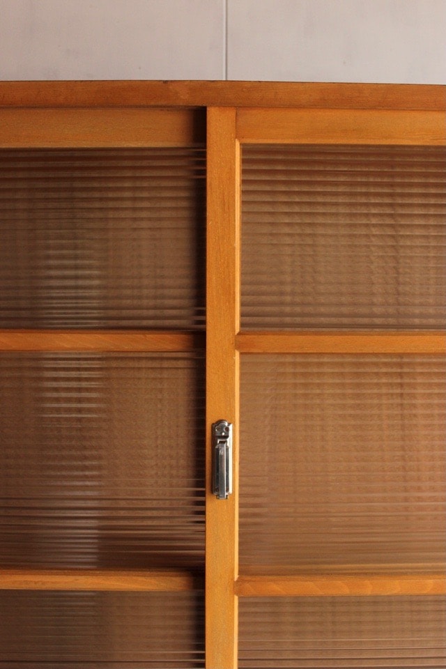 モールガラスの水屋箪笥