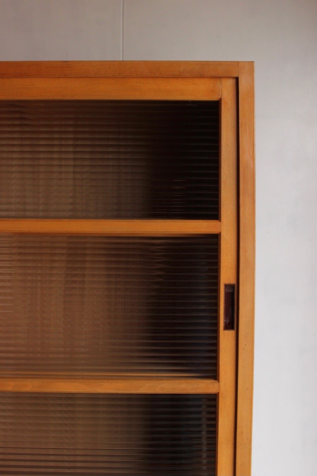 モールガラスの水屋箪笥