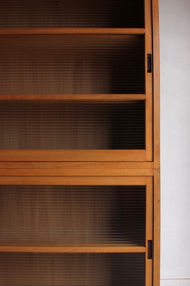 モールガラスの水屋箪笥