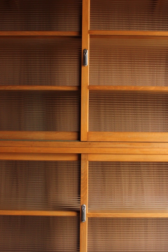 モールガラスの水屋箪笥