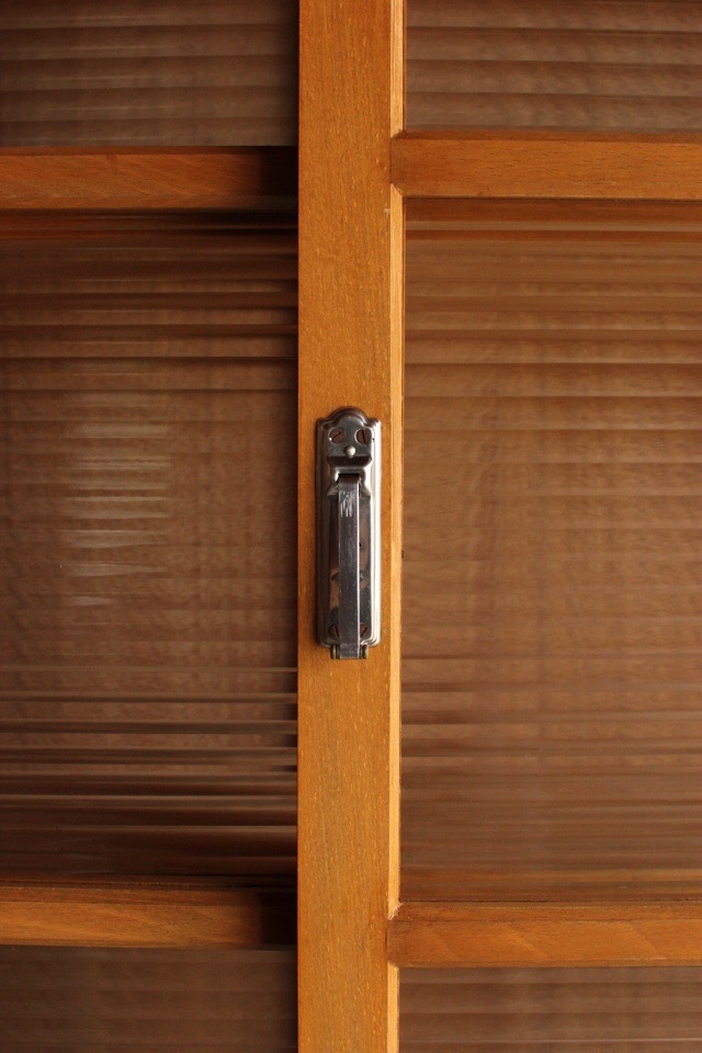 モールガラスの水屋箪笥