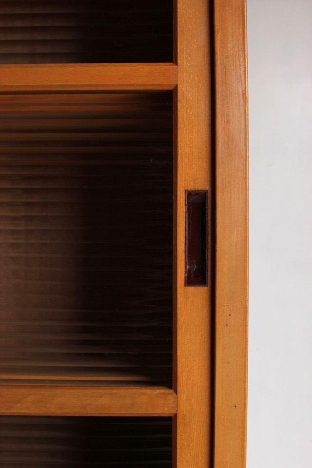 モールガラスの水屋箪笥