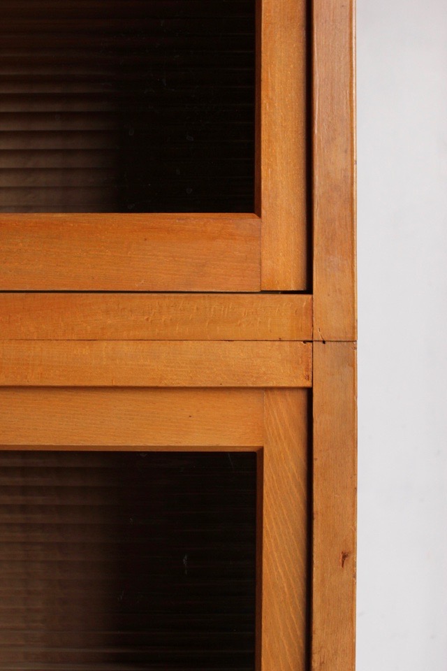 モールガラスの水屋箪笥