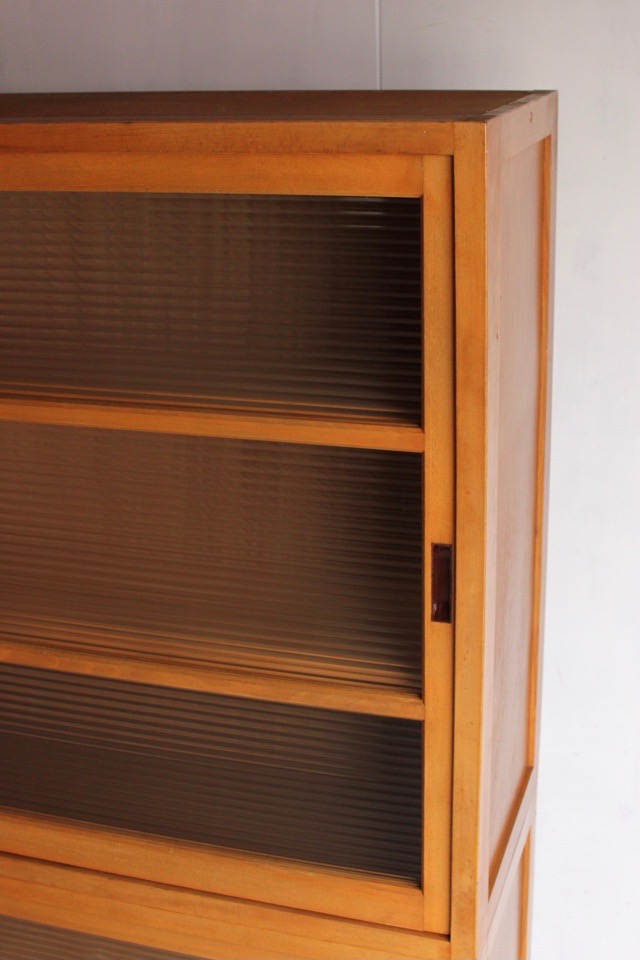 モールガラスの水屋箪笥