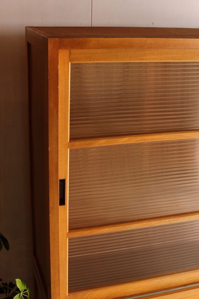 モールガラスの水屋箪笥