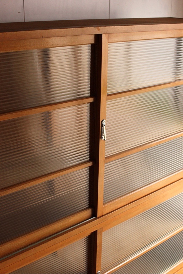 モールガラスの水屋箪笥