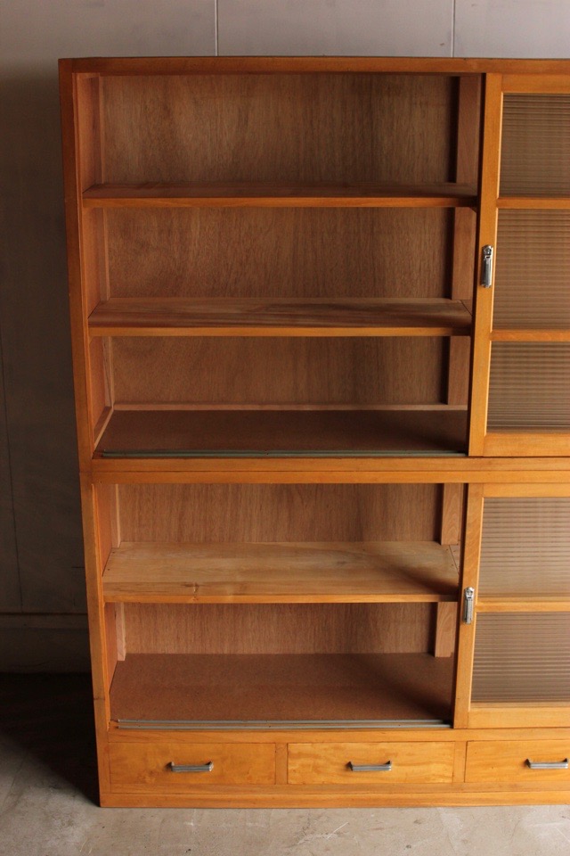 モールガラスの水屋箪笥